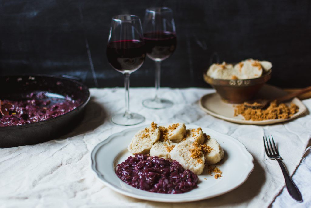 Table dressée avec deux verres de vin rouge