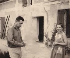 Michel et Christiane Deguillaume devant la maison