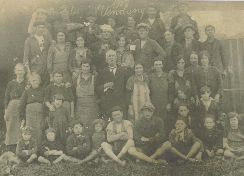 Photo de groupe des vendangeurs en 1927